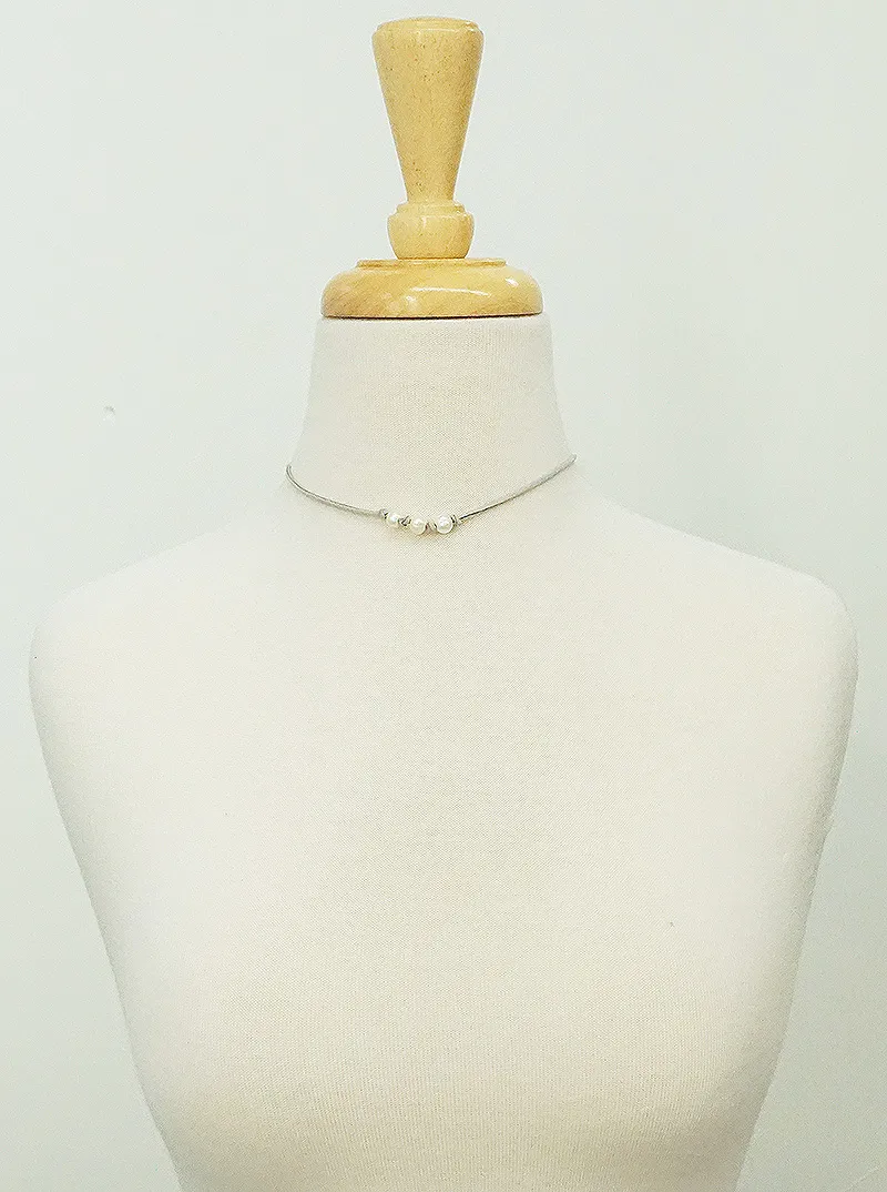 Three freshwater pearls leatherette choker necklace