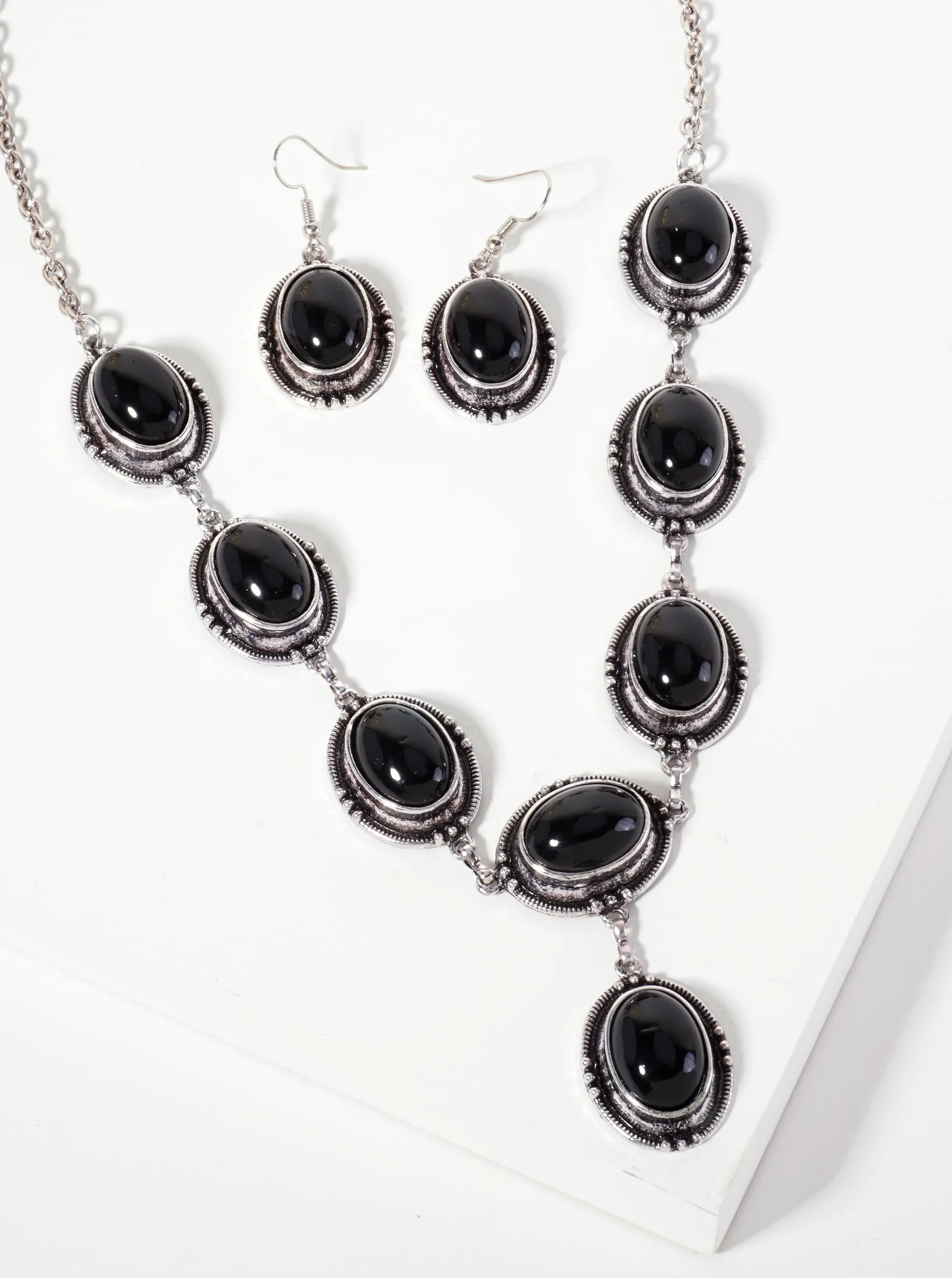 Oval-Shaped Onyx Sem-Precious Natural-Stone Pendant Statement Necklace